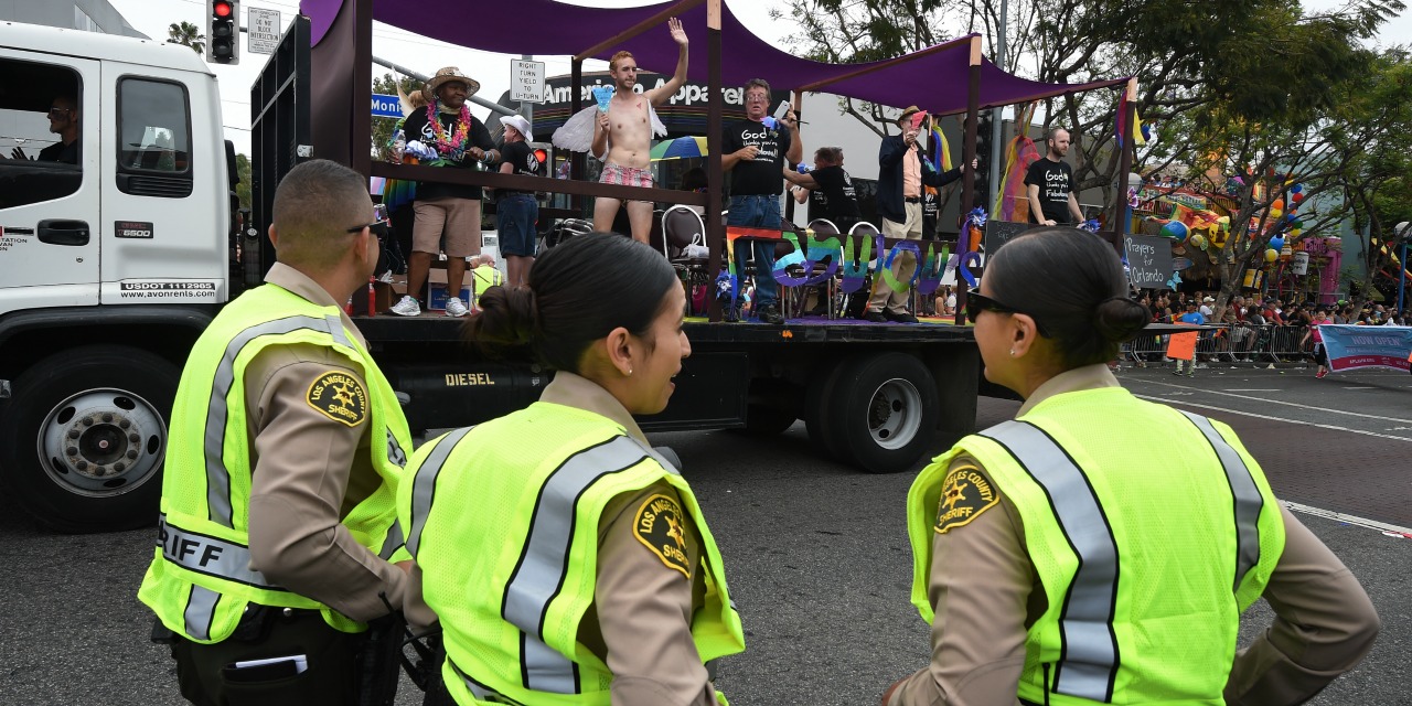 Inculpation De L Homme Arr T Avec Un Arsenal Avant La Gay Pride De Los Angeles