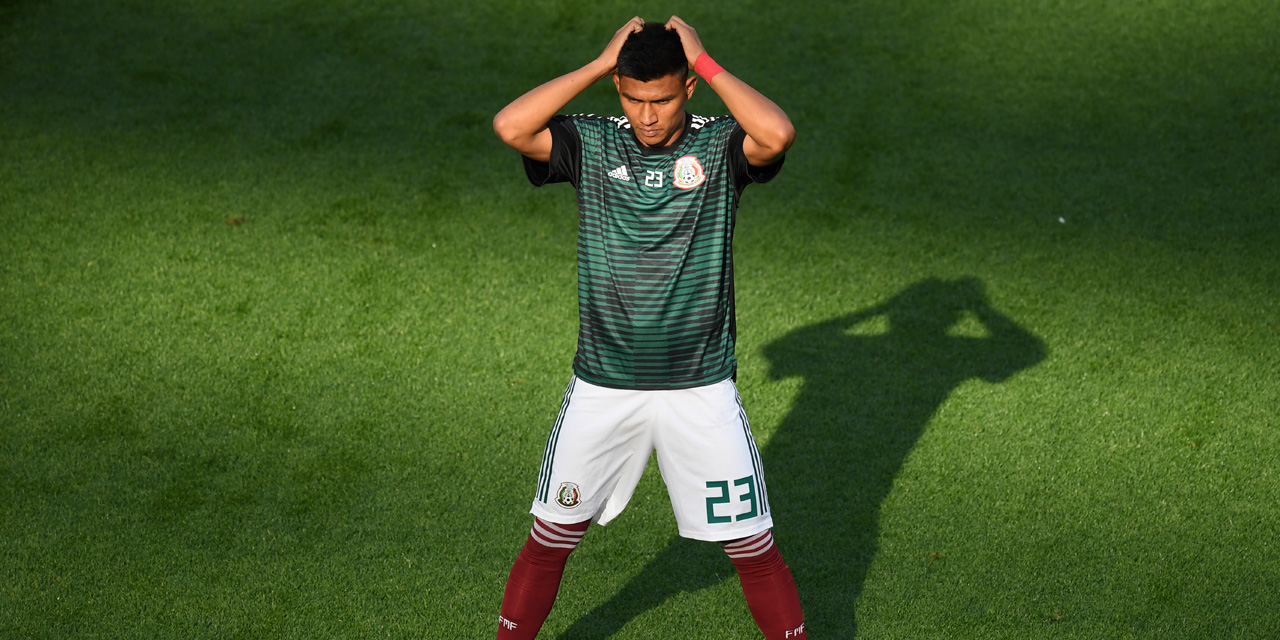 Mexique Suède Le Défenseur Mexicain Jesus Gallardo Reçoit