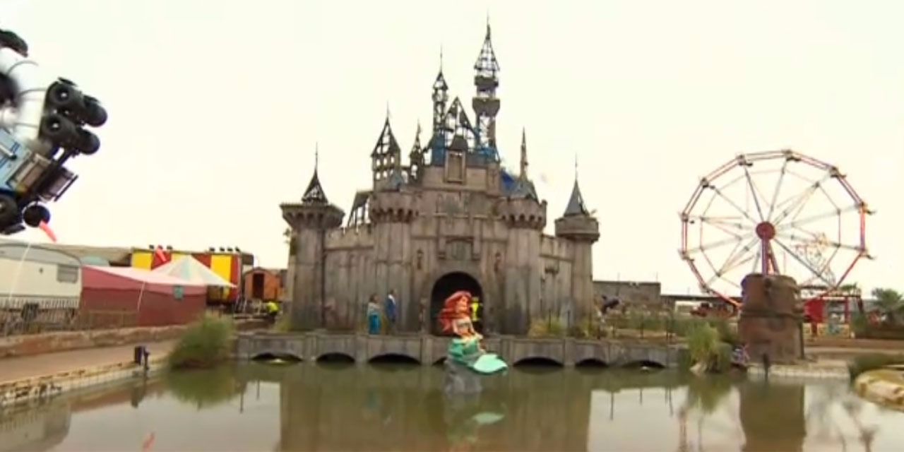 Dismaland, le parc d'attraction de Banksy, recyclé à Calais pour les
