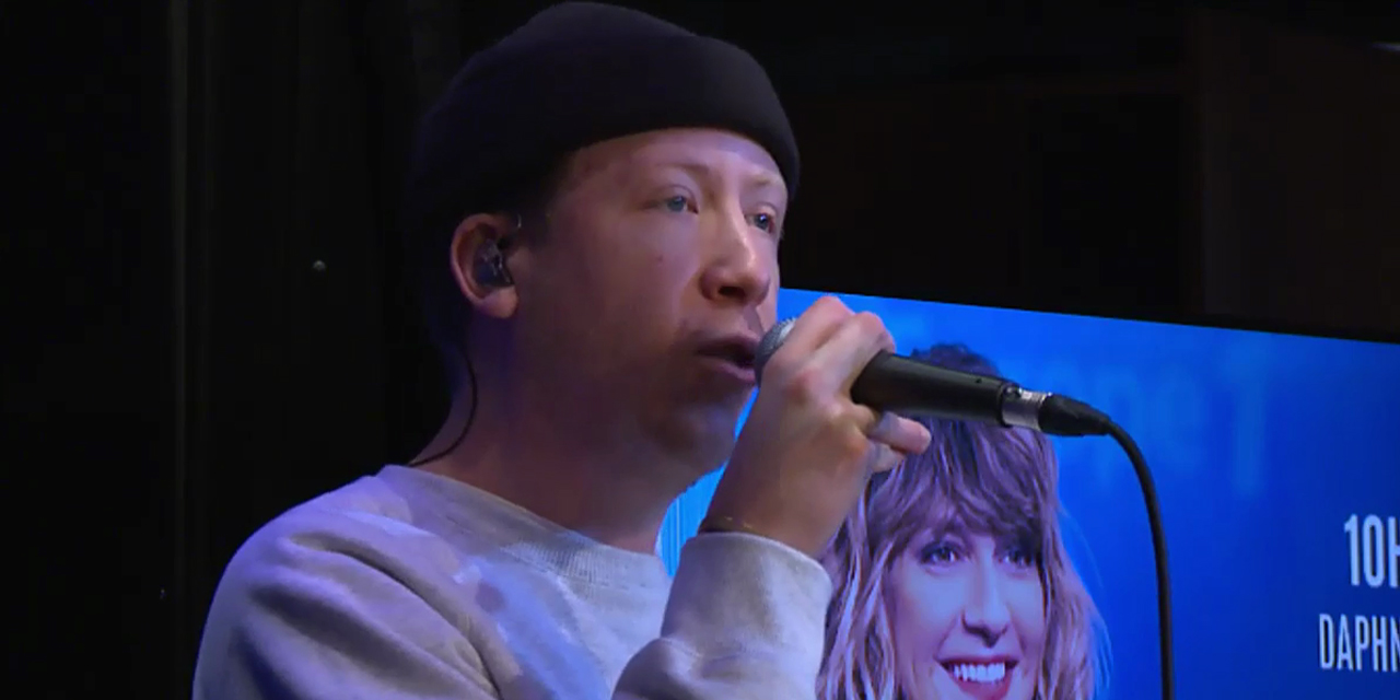 Eddy de Pretto interprète en live "Fête de Trop" dans ...