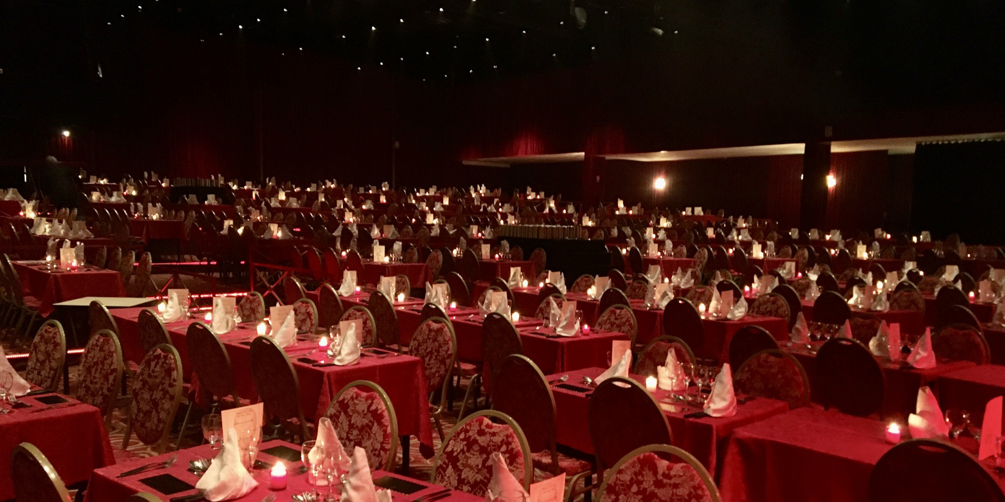 Le Reveillon Se Prepare Dans Le Plus Grand Cabaret De France