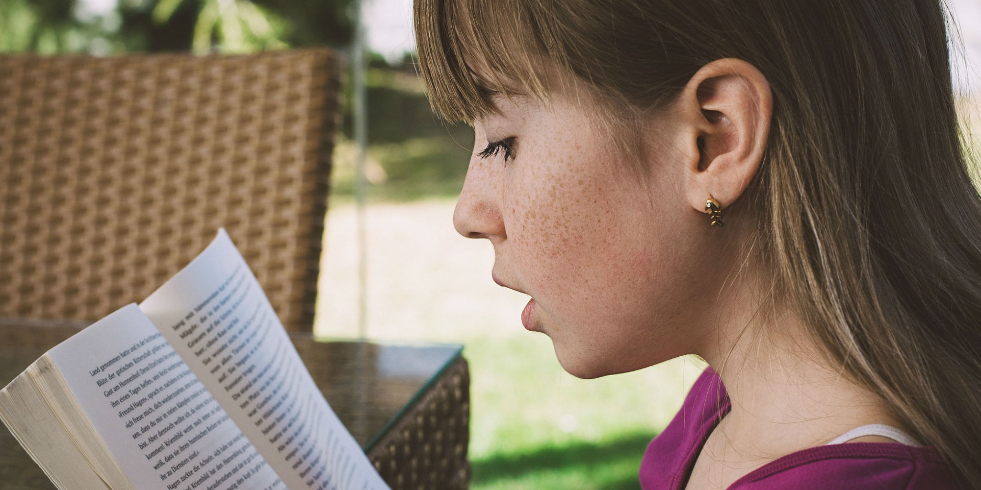 разговор с самим собой вслух. поэтический микрофон. вслух обычную. человек читает вслух. грамотная речь.