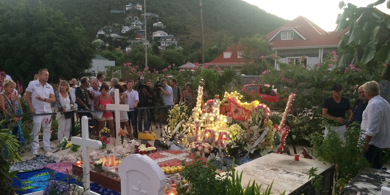 Saint Barth Laeticia Hallyday Et Ses Filles Se Sont Recueillies Sur La Tombe De Johnny