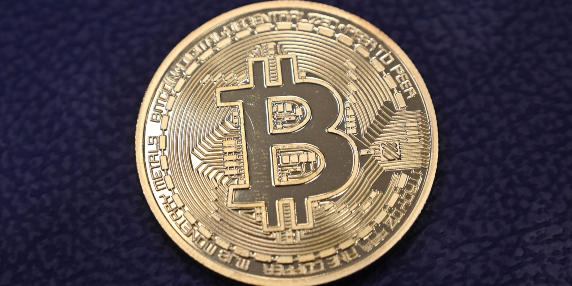 Le bitcoin dépasse les 30.000 dollars pour la première fois de son histoire