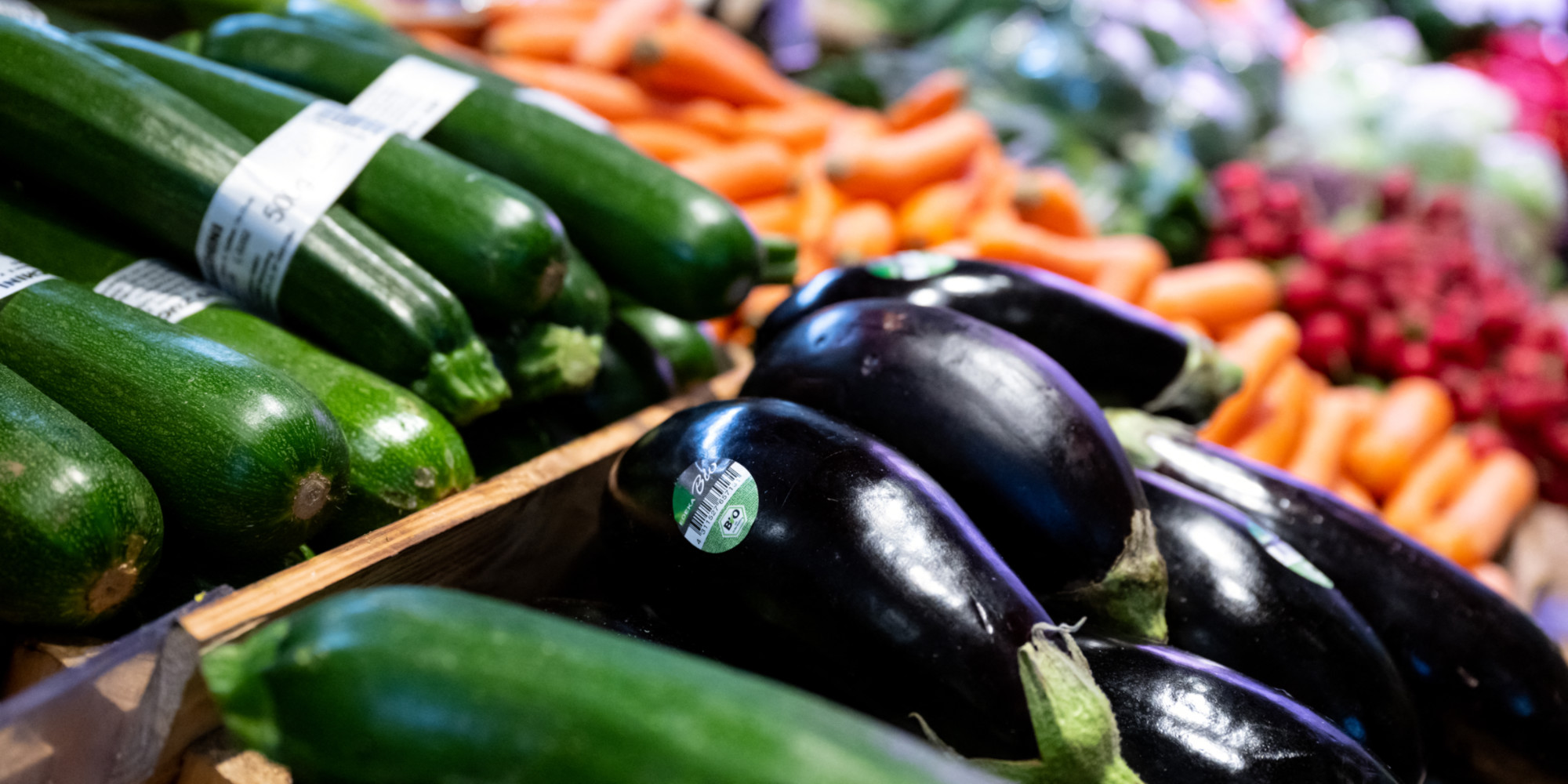 Plus de 700 millions d'euros : le déficit commercial de la France se ...