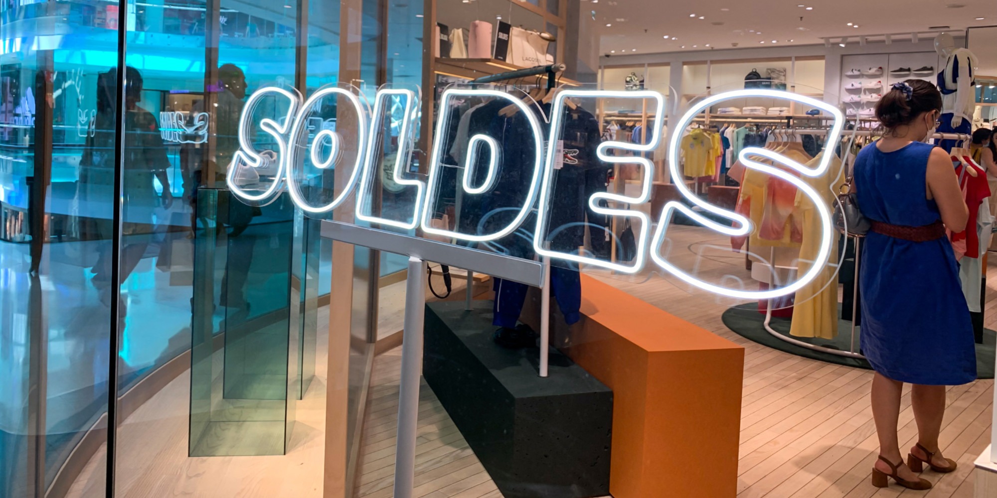 Soldes d ete comment la consommation de pret a porter des Francais a evolue