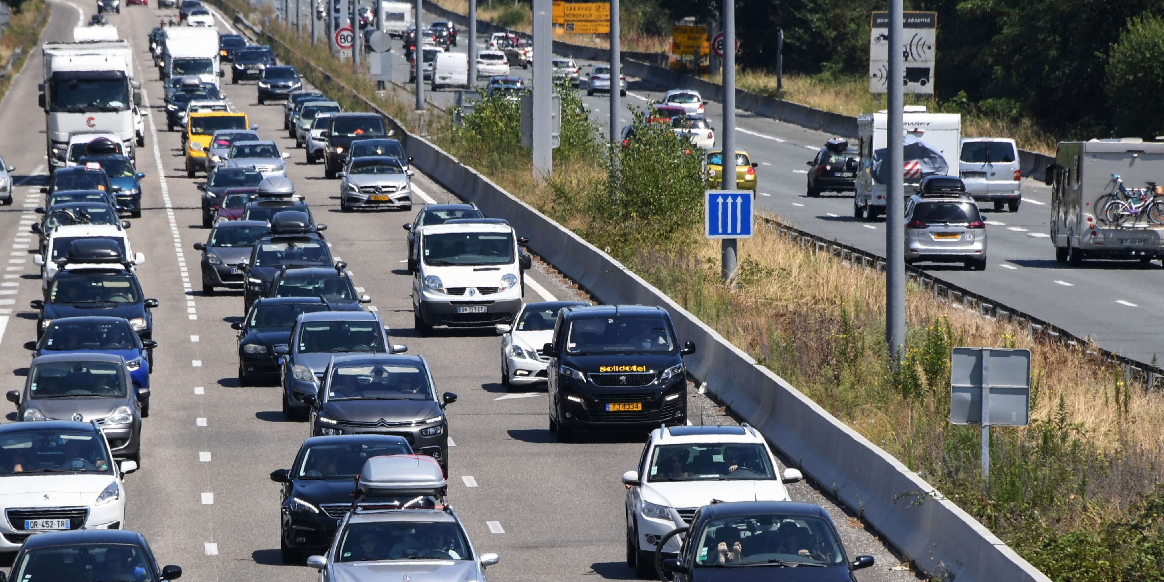 Véhicules hybrides, électriques : quel bilan pour les primes et bonus lancées il y a un an  ?