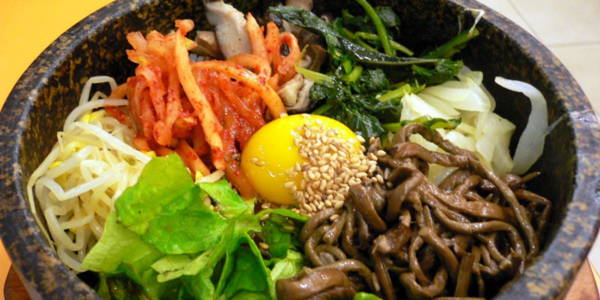 Пибимпап это. Пибимпаб чонджу. Пибимпап корейское блюдо. Пибимпап корейское блюдо. Корейская кухня пибимпап.