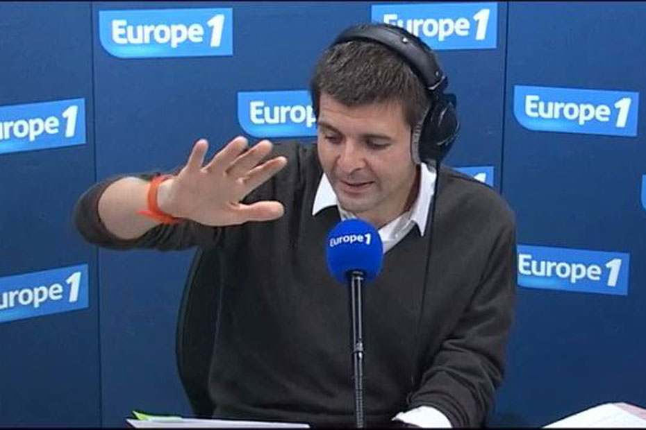 Toute la presse derrière les deux journalistes
