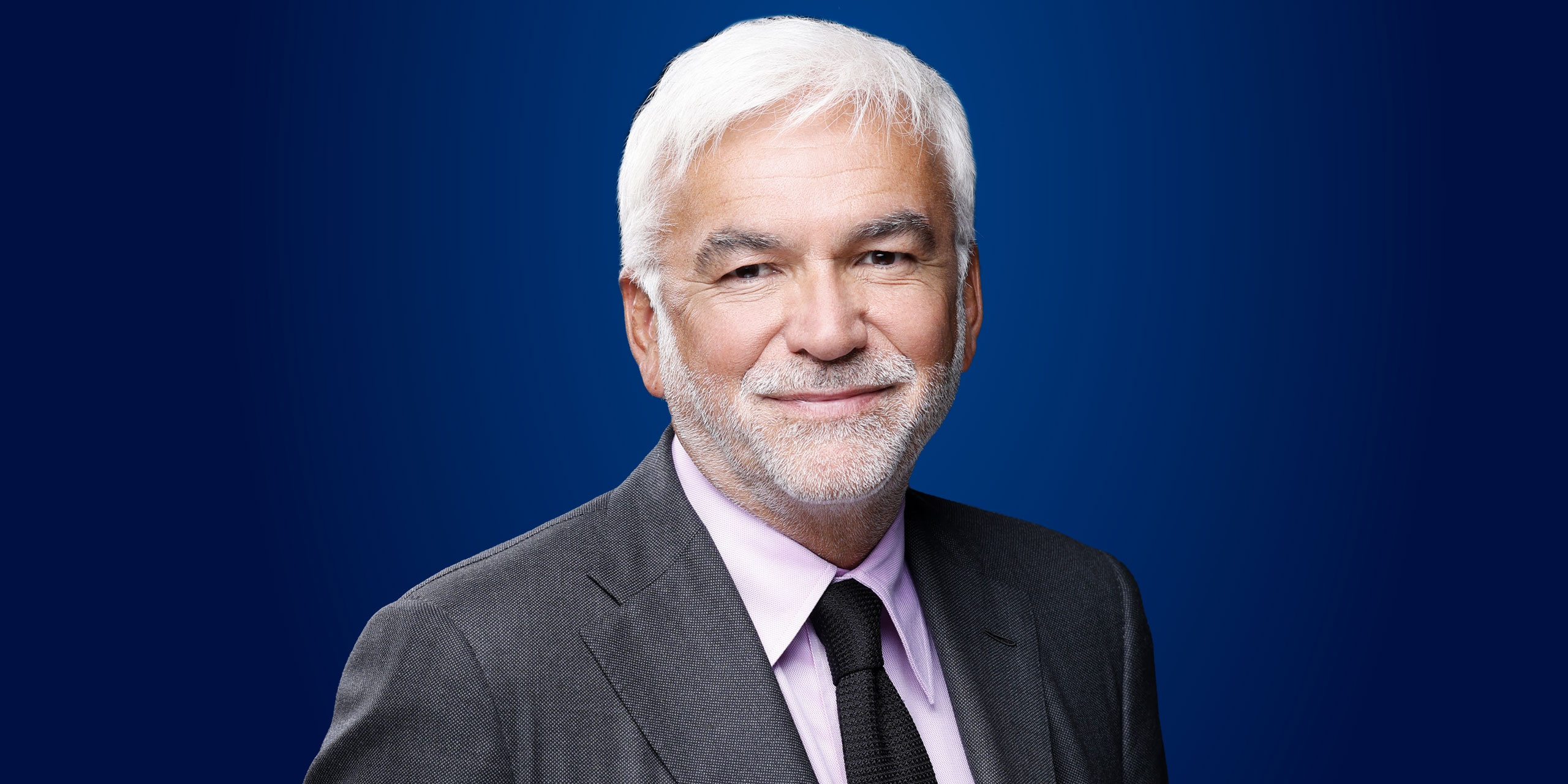 Le Grand Jeu de Noël d'Europe 1 Olivier, prêtre, découvre son cadeau