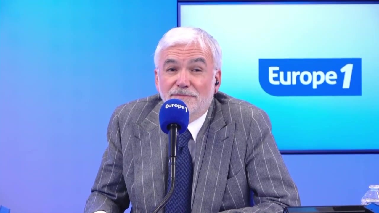 Mireille Mathieu souhaite un joyeux Noël à tout le monde sur Europe 1