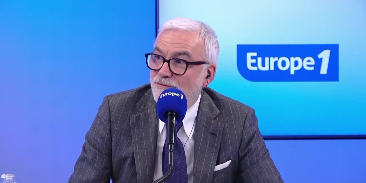 Quand Messmer hypnotise l'&eacute;quipe de &laquo;Pascal Praud et vous&raquo; en direct