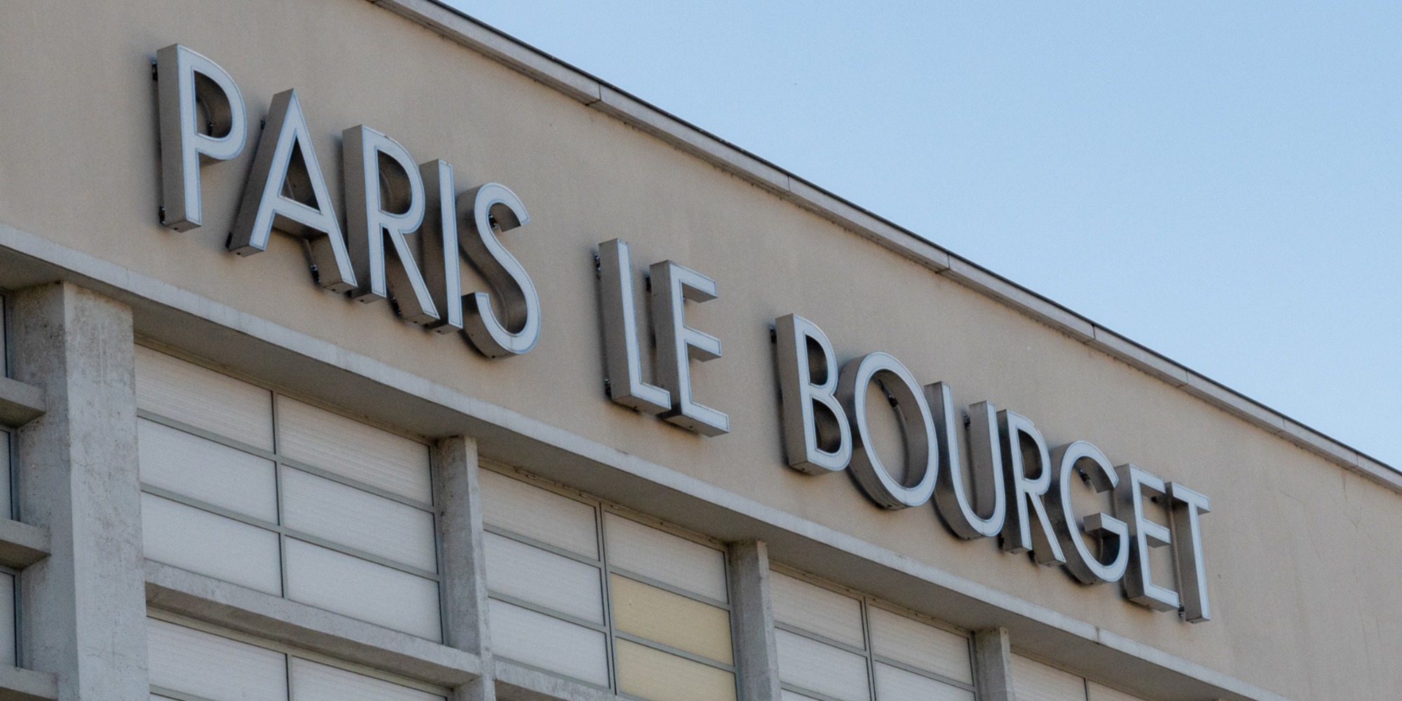 Des militants écologistes s'introduisent à l'aéroport du Bourget pour y