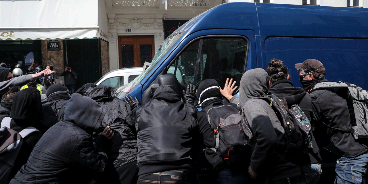 1erMai des heurts entre policiers et black blocs à Paris