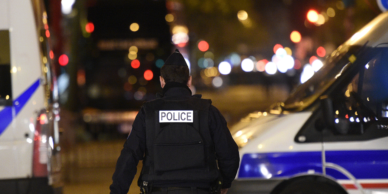 Attentats A Paris Une Video Montre Les Premiers Echanges De Tirs Pres Du Bataclan