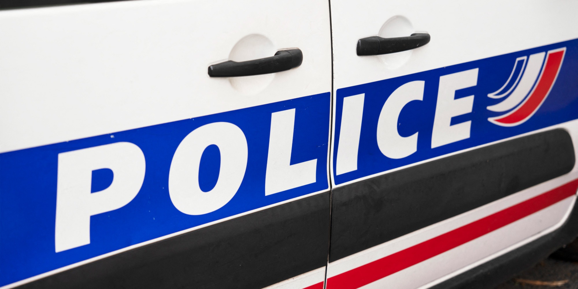 Vivid Alerte Amber: Une Ado De 15 Ans Enlevée À Montréal Abstract in 4K Vivid Alerte Amber: Une Ado De 15 Ans Enlevée À Montréal Abstract in 4K