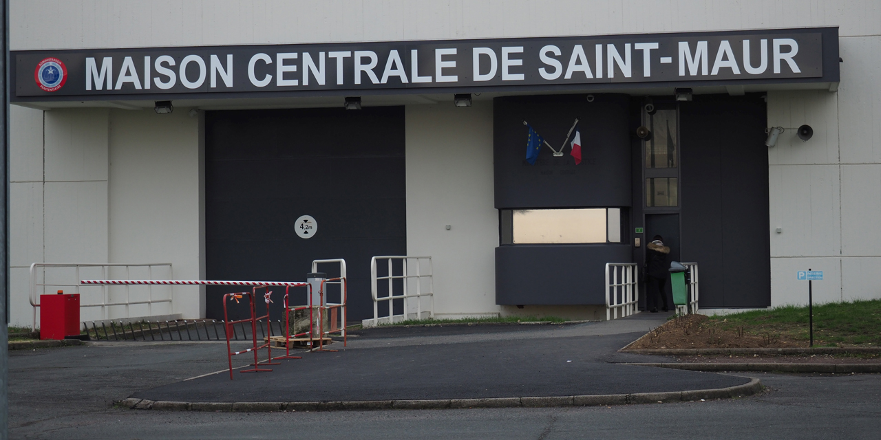 Indre Un Surveillant De Prison Gravement Brule Au Visage Par Un Detenu
