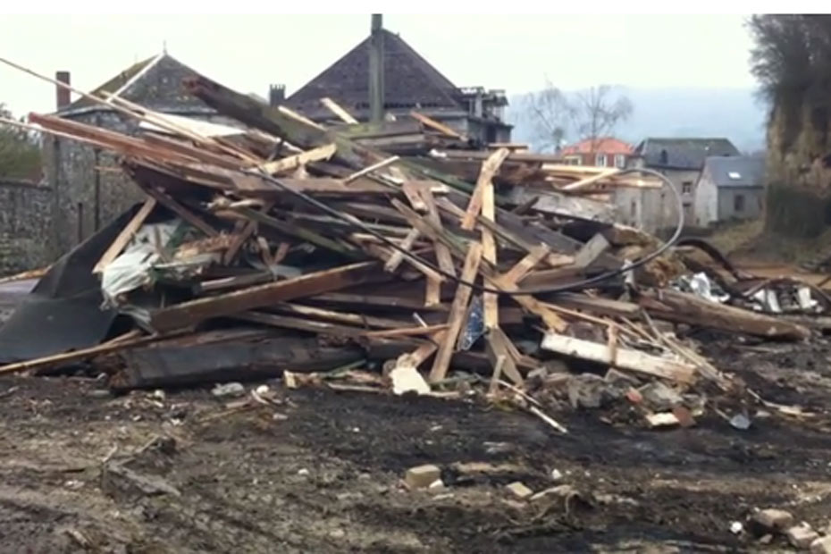 Le Grutier Belge Detruit La Mauvaise Maison