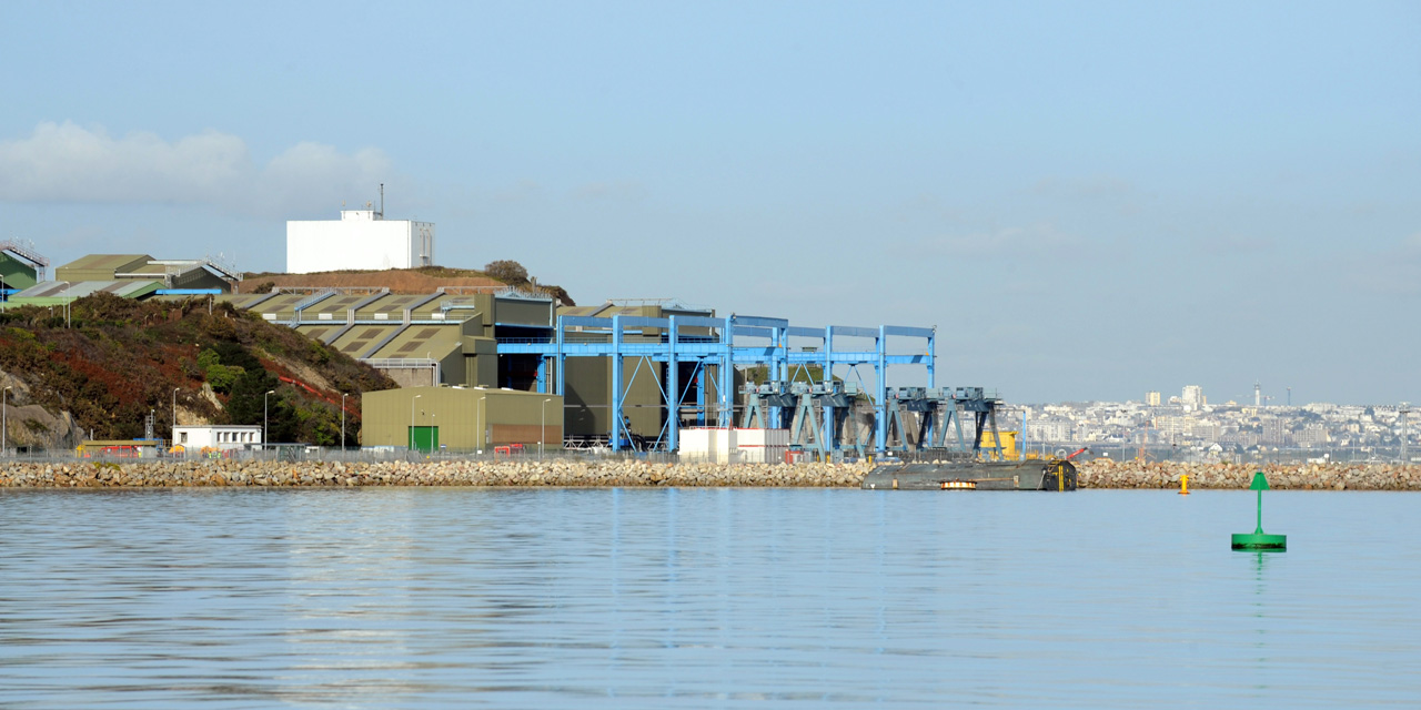 le-site-nucl-aire-de-l-ile-longue-survol-par-des-drones