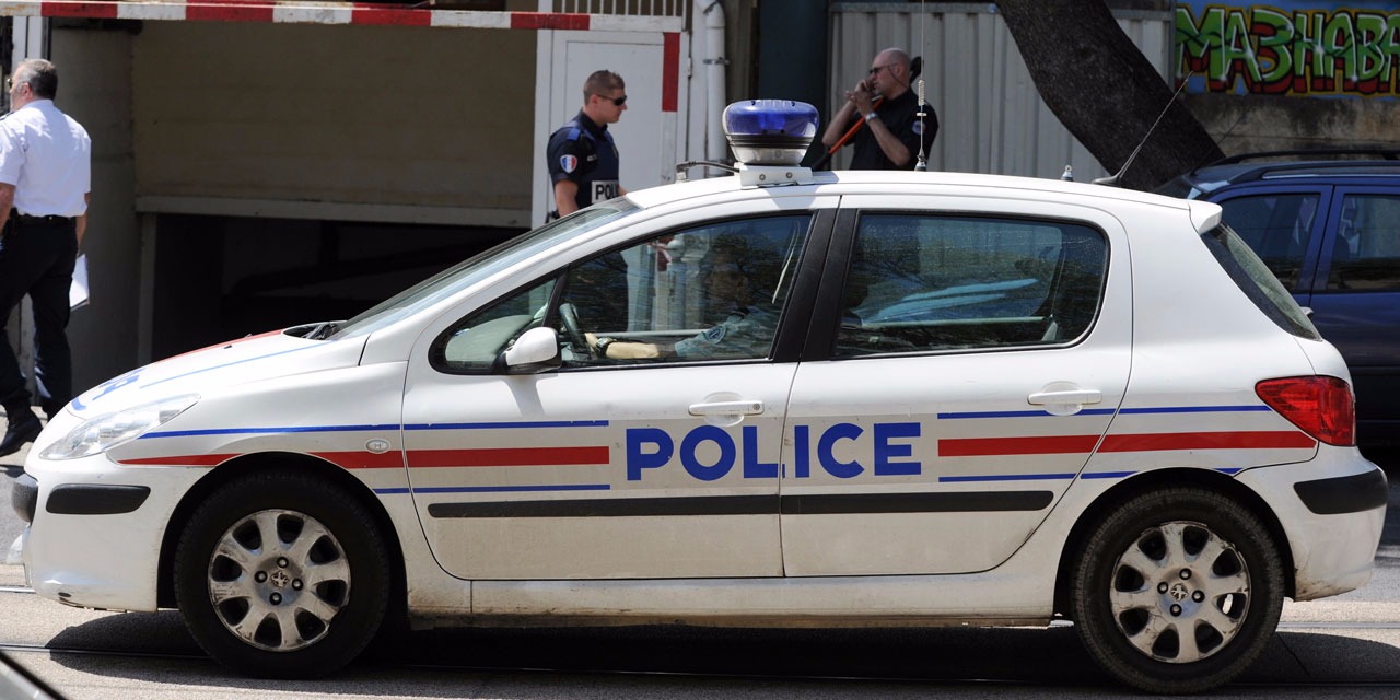 Nantes : ivre, il double une voiture de police par la droite