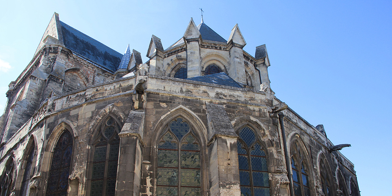 Oise une mystérieuse statue rouge installée sur une église de Compiègne