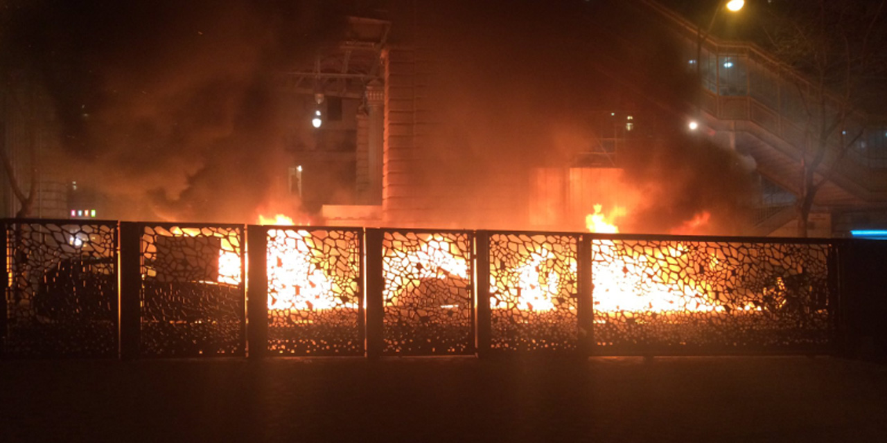 Paris Incendie De Voitures Devant Le Siege Du Journal Le Parisien