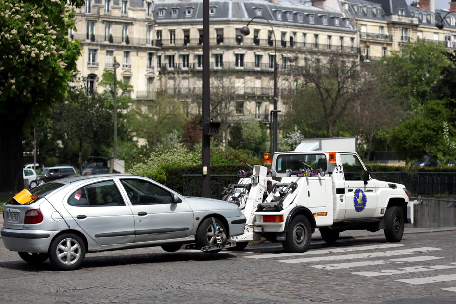 Paris La Fourriere Enleve Leur Voiture Avec Leur Enfant A L