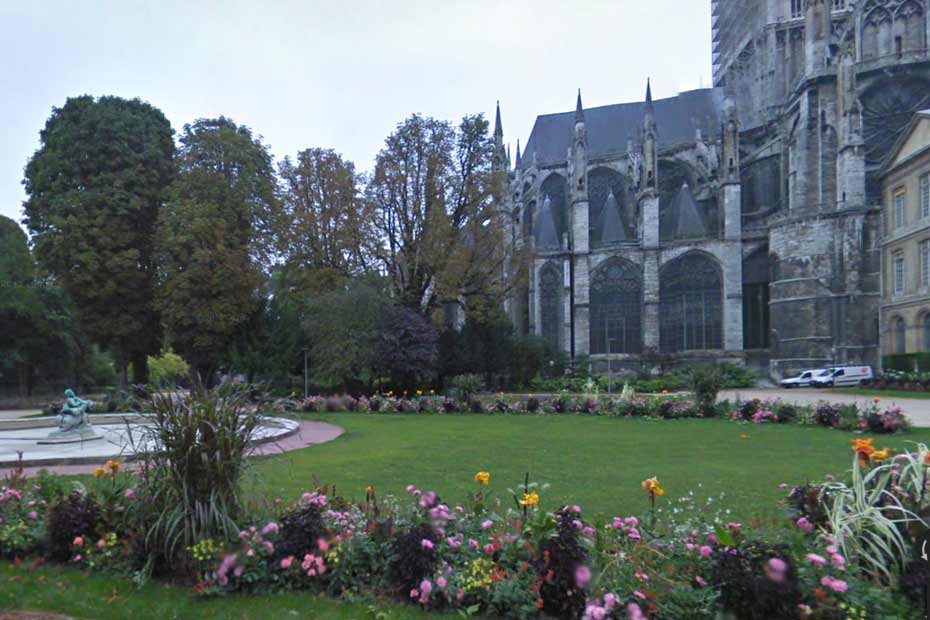 rouen un bebe decouvert dans les jardins de la mairie