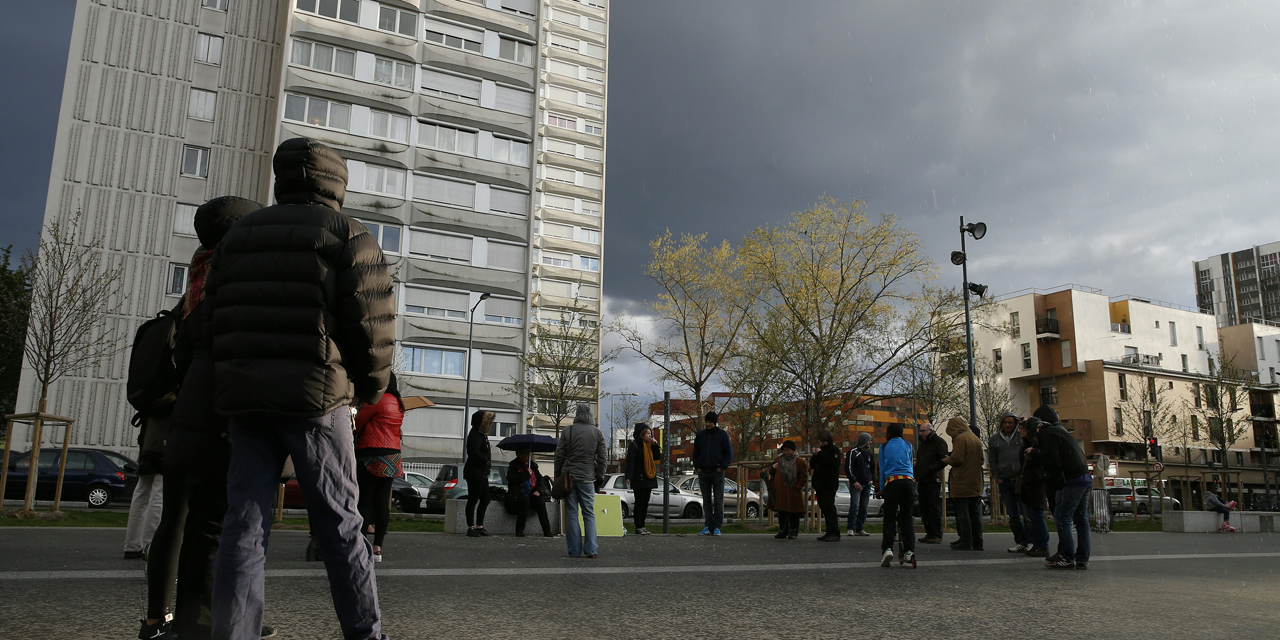Seine Saint Denis Au Pied D Une Tour Des Riverains Bravent Les Dealers