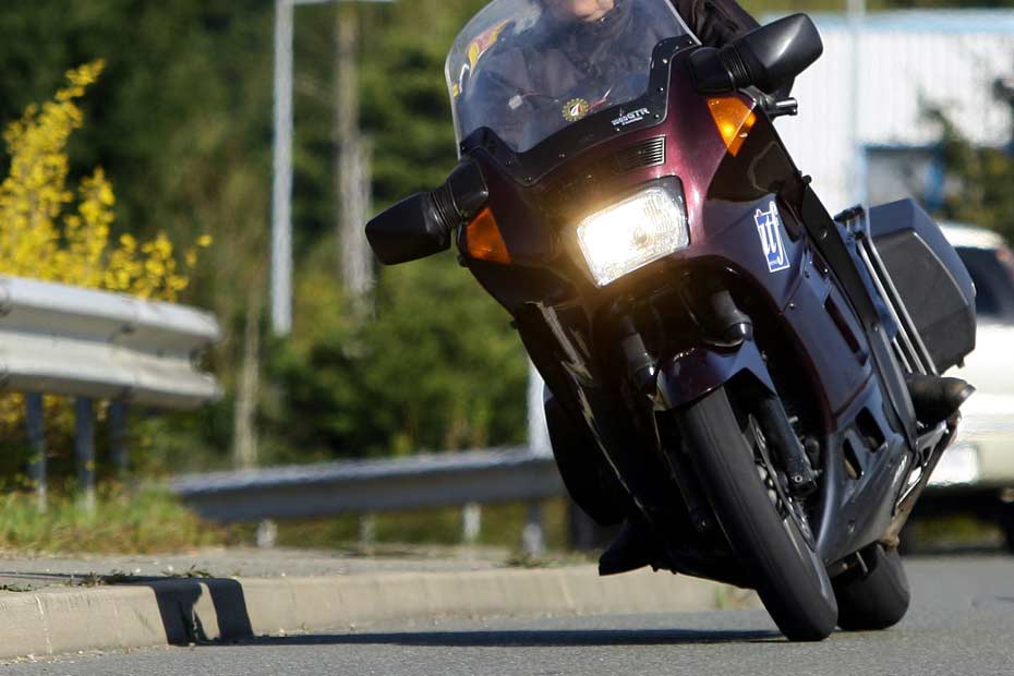 Un motard à 238 km/h sur sa roue arrière