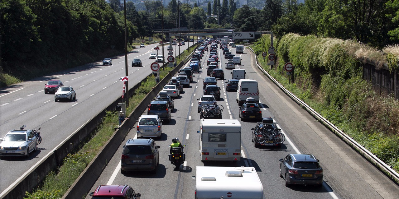 Accident Le Cannet Des Maures Var : un adulte gravement blessé, 11 jeunes plus légèrement dans un accident  de bus sur l'A8