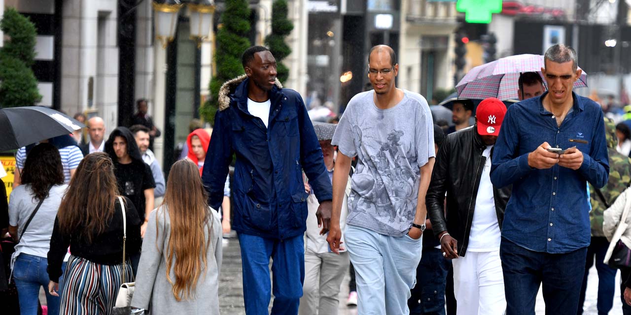 En Images Les Plus Grands Hommes Du Monde En Balade A Paris