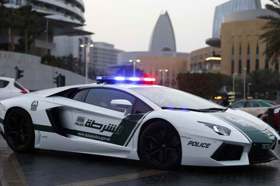 Nouvelle Voiture De Luxe Pour La Police De Dubai