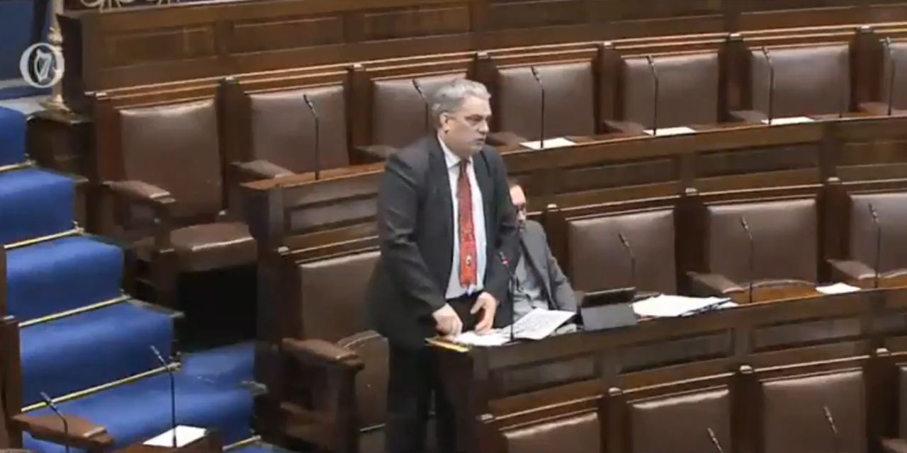 Un député irlandais interrompu en plein discours par… sa cravate de Noël