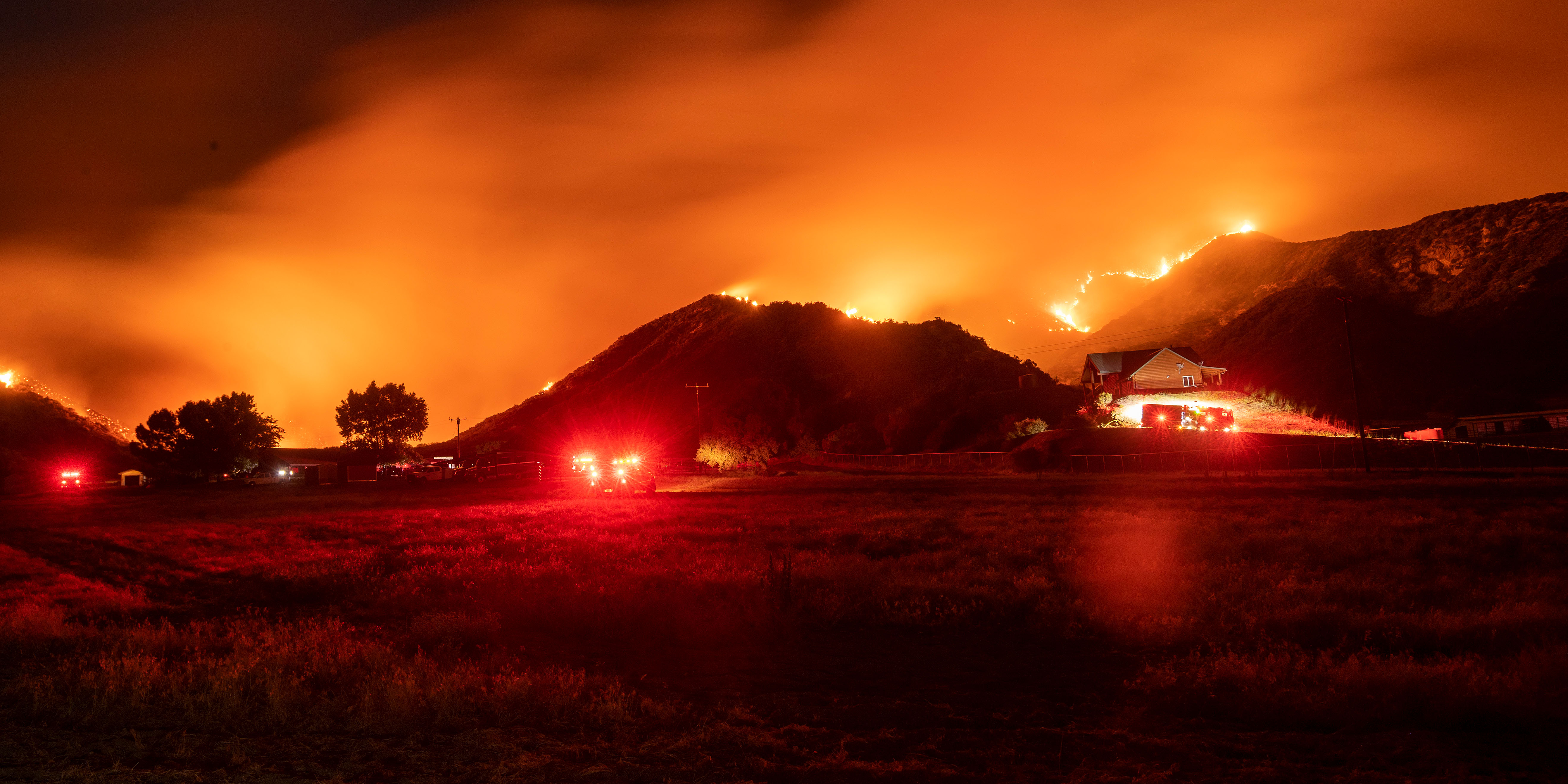 "Apple Fire" les pompiers en difficulté face à un incendie dans le