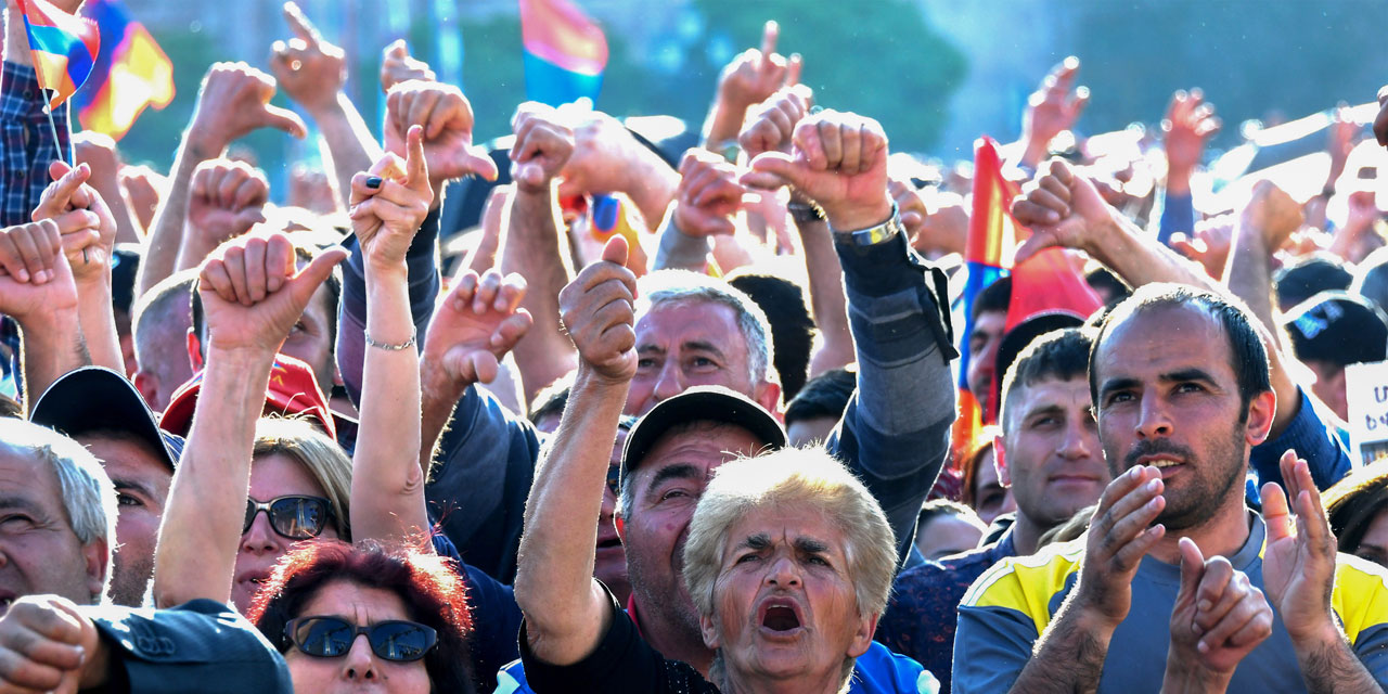 Armenie Des Milliers De Manifestants Pro Pachinian Paralysent La Capitale Erevan