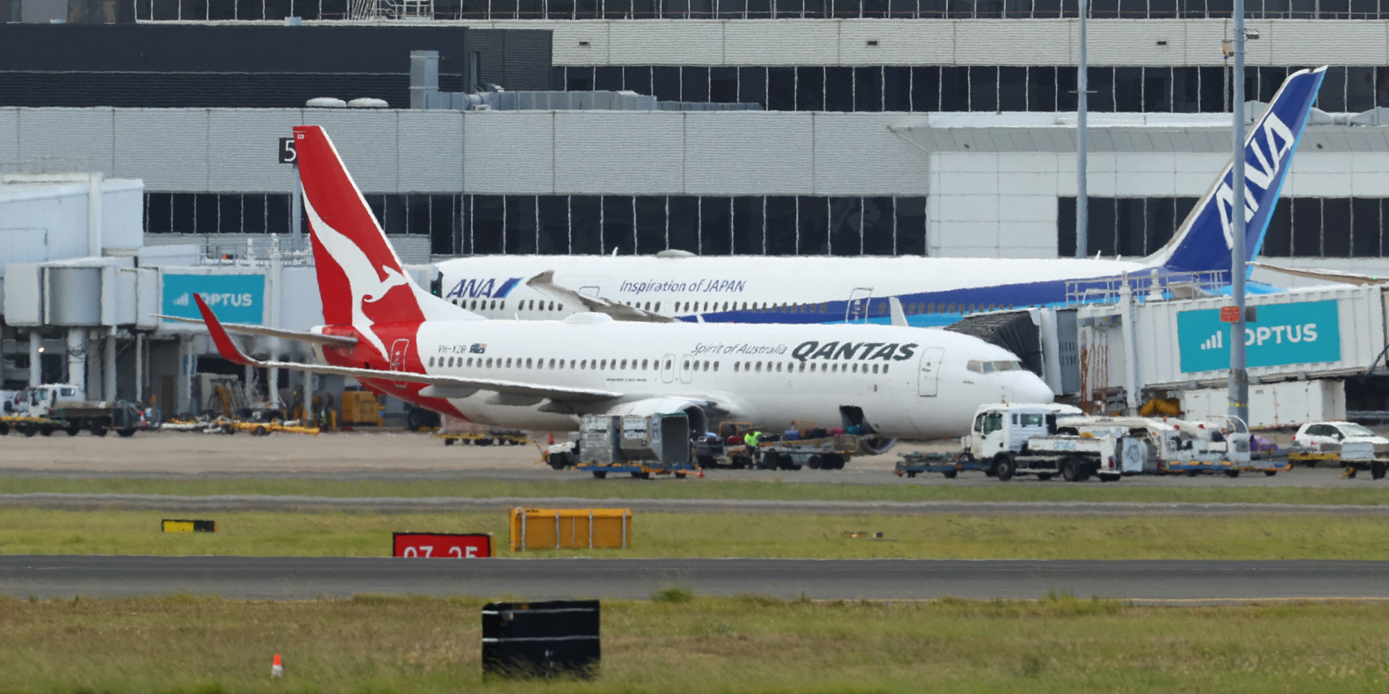 Photo of A Qantas plane lands in Sydney after an alert in the air