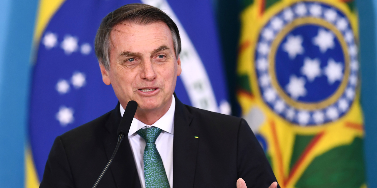 Bresil Bolsonaro S Excuse D Avoir Publie Une Fausse Information De Penurie