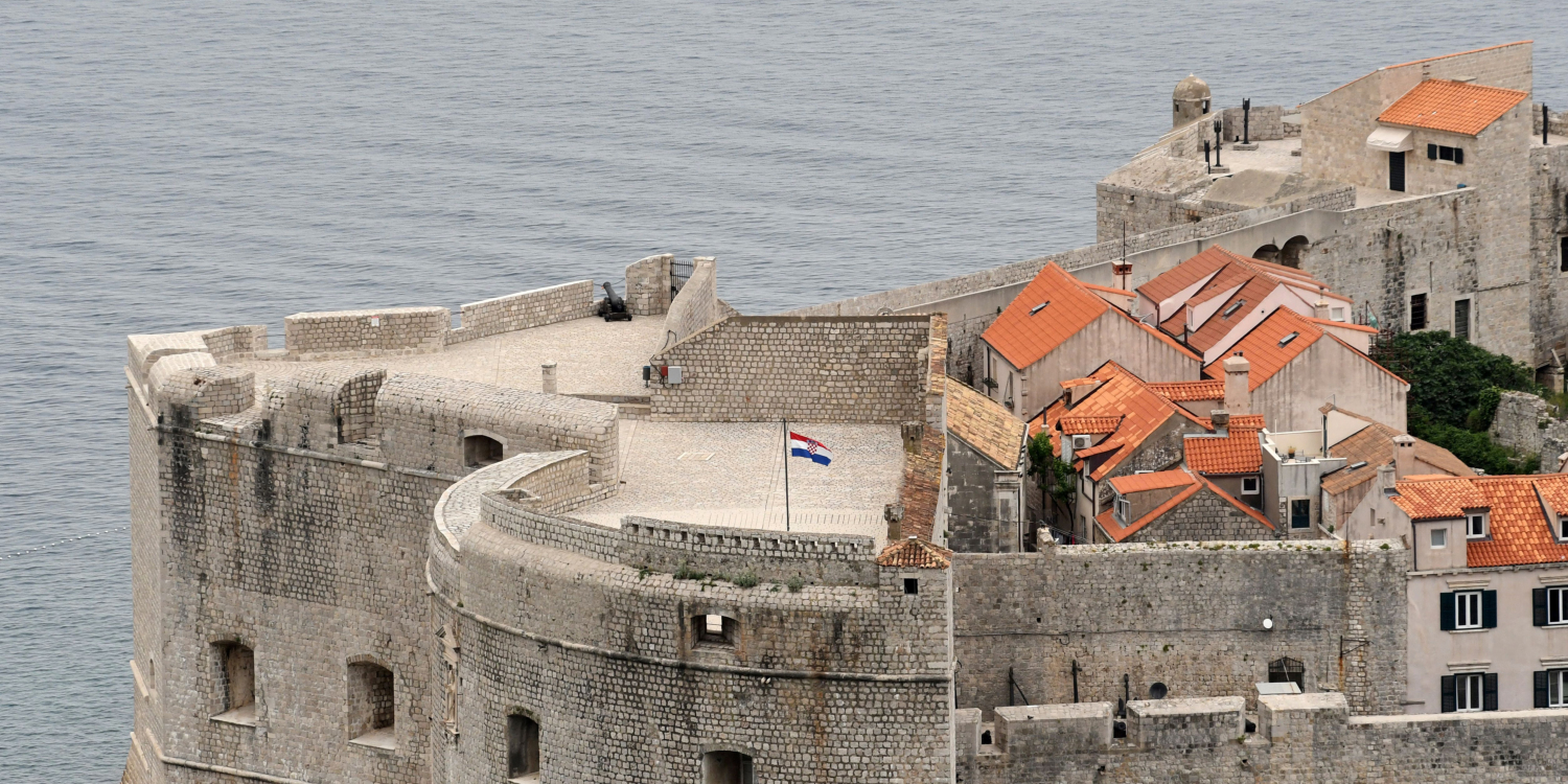 coronavirus a dubrovnik en croatie les rues habituellement bondees sonnent creux