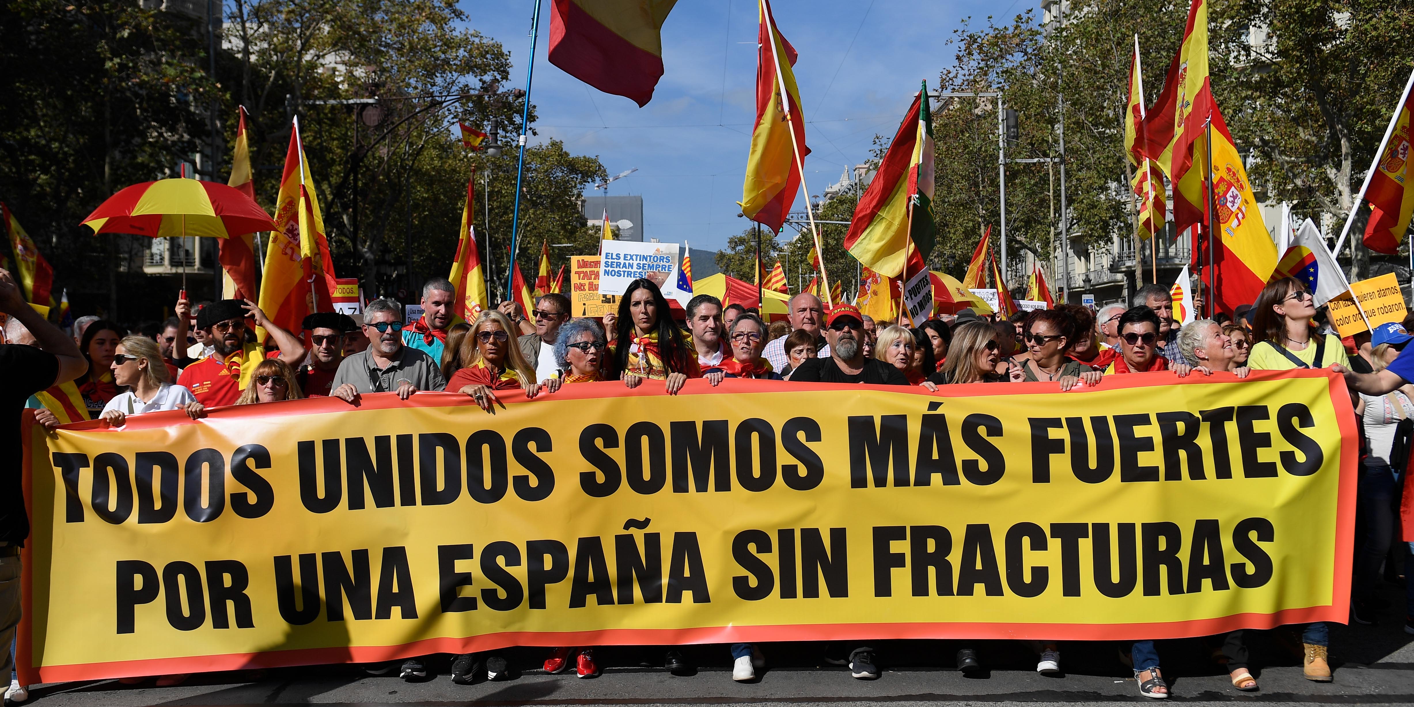 Des dizaines d'anti-indépendantistes catalans ont manifesté dimanche à ...