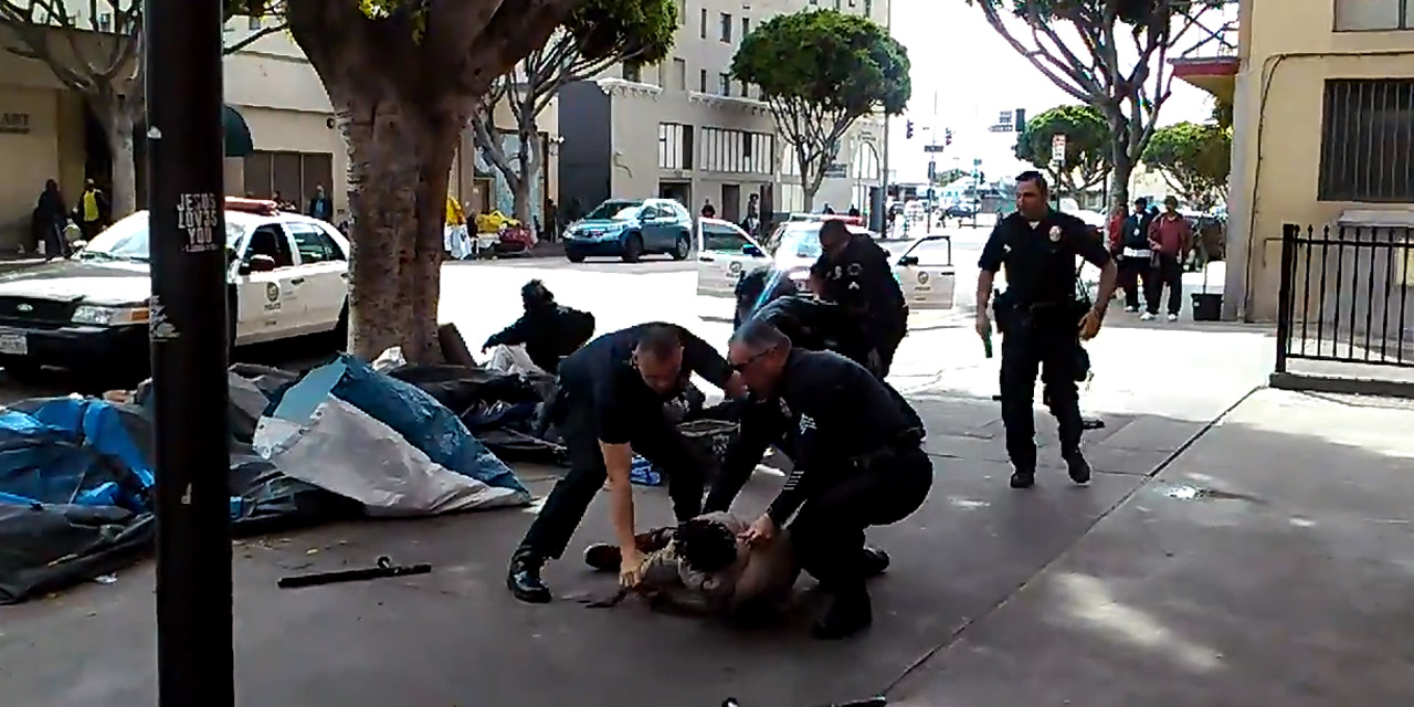 Des Policiers De Los Angeles Abattent Un Sdf Dans La Rue Des Policiers De Los Angeles Abattent Un Sdf Dans La Rue