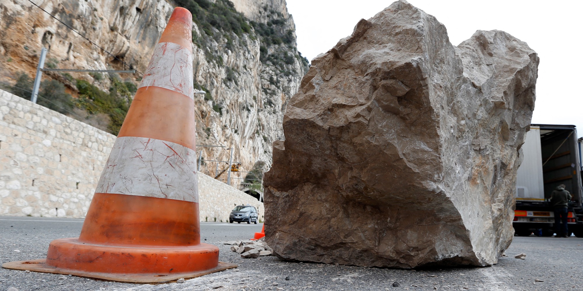 Éboulement de roches sur l'A43 bloqués à Milan, les touristes
