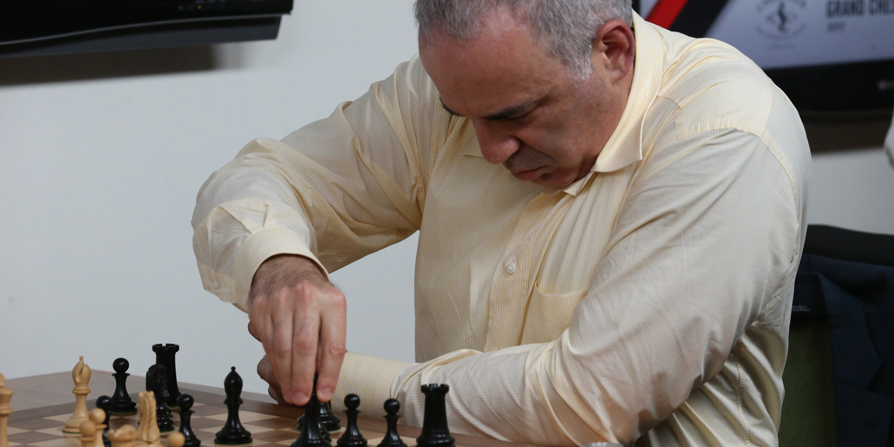 Échecs première victoire pour Kasparov, pour un retour compliqué