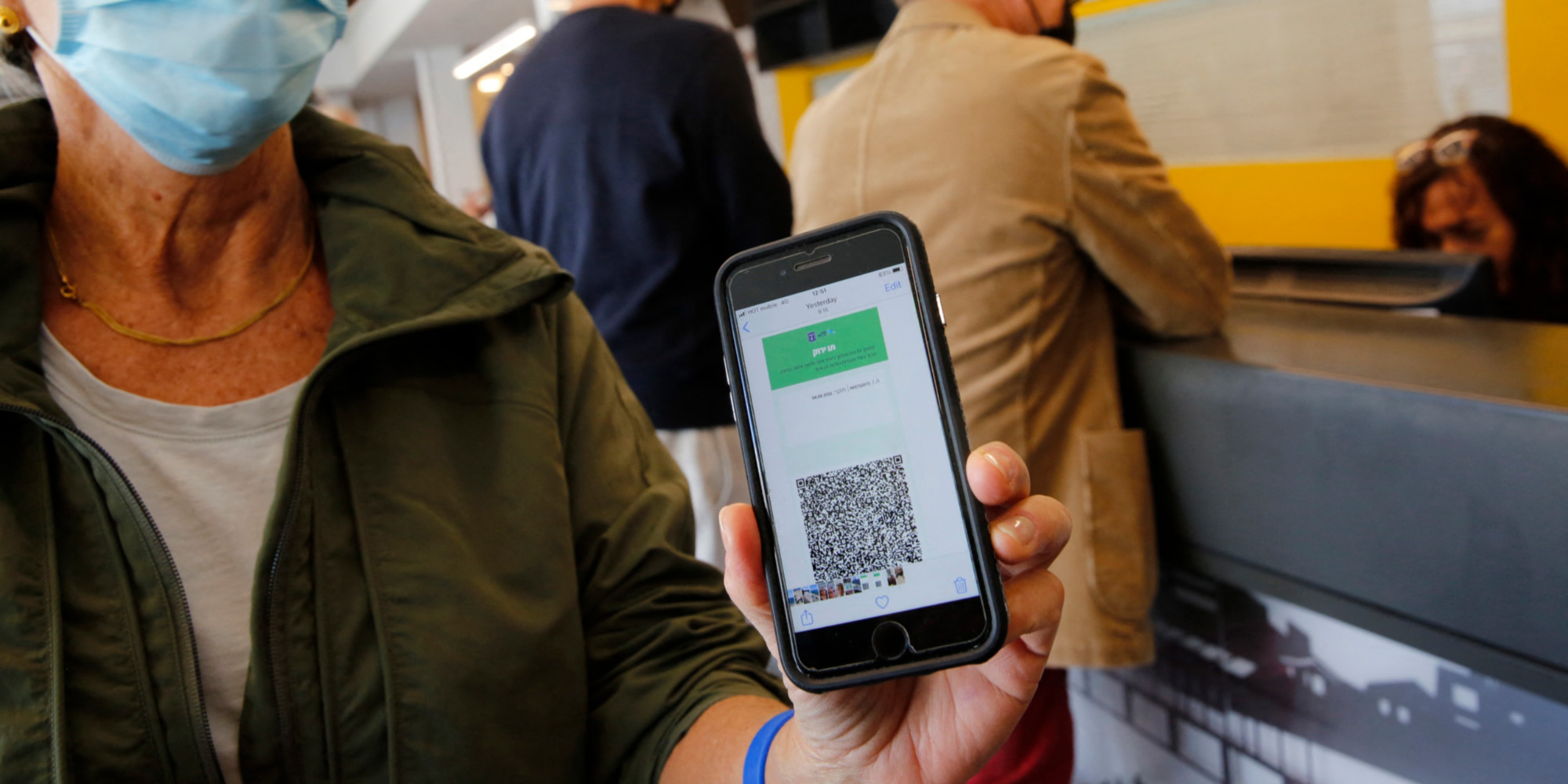 En Israel Le Passeport Vert Pour Retrouver Les Activites D Avant L Epidemie De Covid 19 [ 1000 x 2000 Pixel ]
