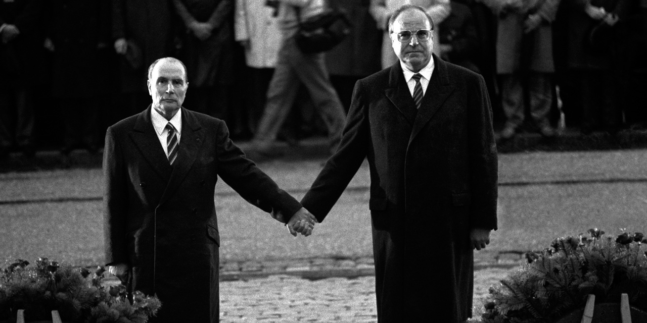 Voir Un President Leurope Et La Guerre François Mitterrand et Helmut Kohl, une photo historique qui symbolise