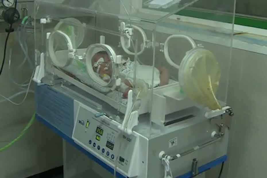 Gaza Un Bebe Retire Vivant Du Ventre De Sa Mere Morte