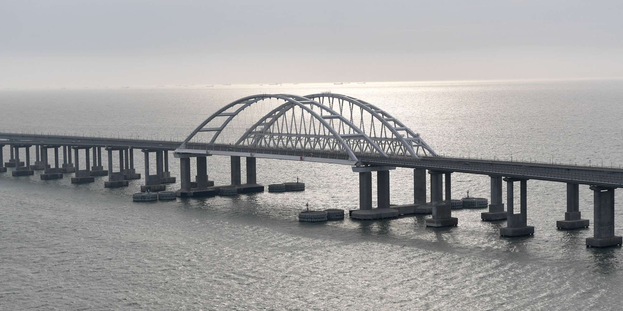guerre en ukraine  represente le pont de crimee pour vladimir
