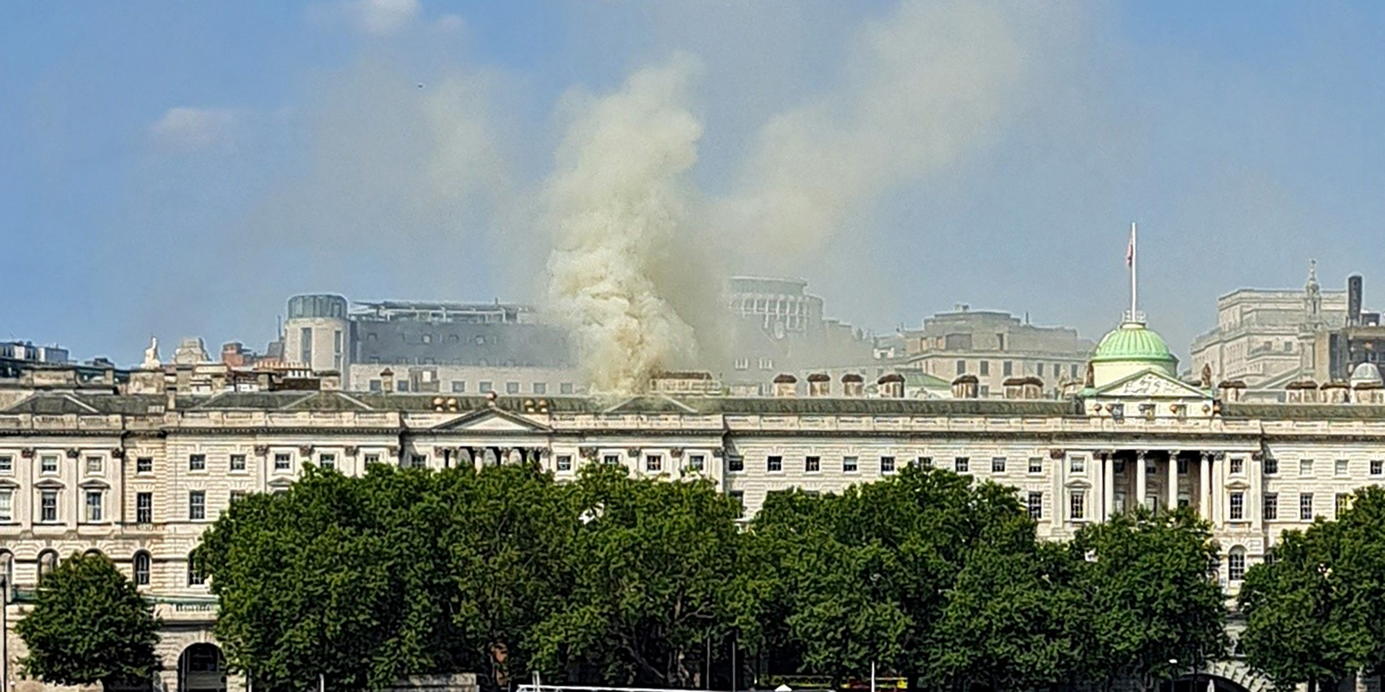 Incendie sur le toit d&rsquo;un centre d&rsquo;art à Londres, une centaine de pompiers mobilisés