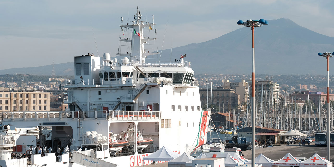 Italie Plus De 900 Migrants Debarquent En Sicile