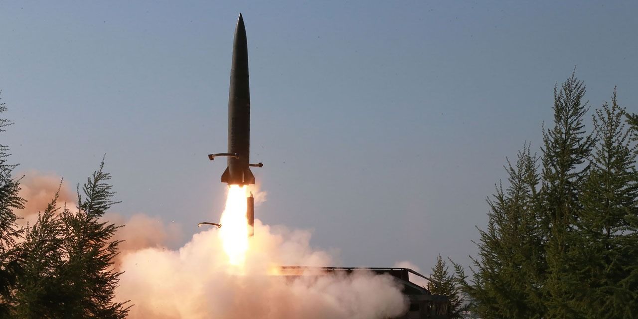https://cdn-europe1.lanmedia.fr/var/europe1/storage/images/europe1/international/la-coree-du-nord-lance-deux-projectiles-des-missiles-balistiques-selon-tokyo-4033761/56907838-1-fre-FR/La-Coree-du-Nord-lance-deux-projectiles-des-missiles-balistiques-selon-Tokyo.jpg